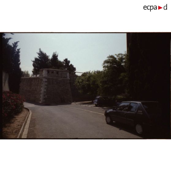 Fort Sainte-Catherine. Les fossés sont devenus des parkings ou des voies de circulation. [légende d'origine]