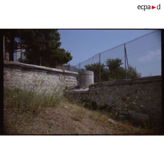 Fort Sainte-Catherine. La dame ne sert plus à grand'chose… [légende d'origine]