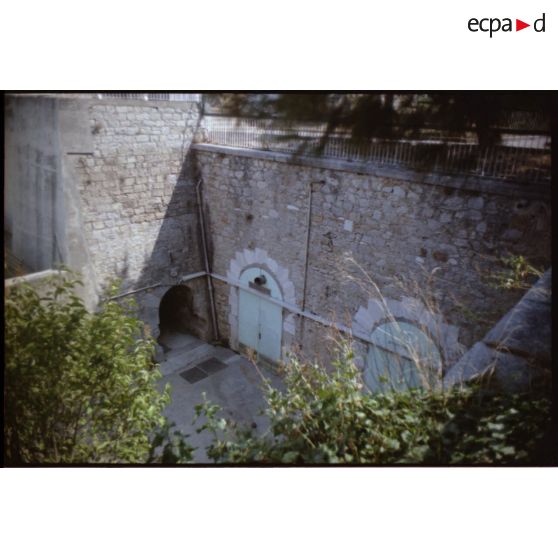 Fort Sainte-Catherine. Les anciens magasins servent de locaux techniques pour les immeubles implantés sur les dessus. [légende d'origine]