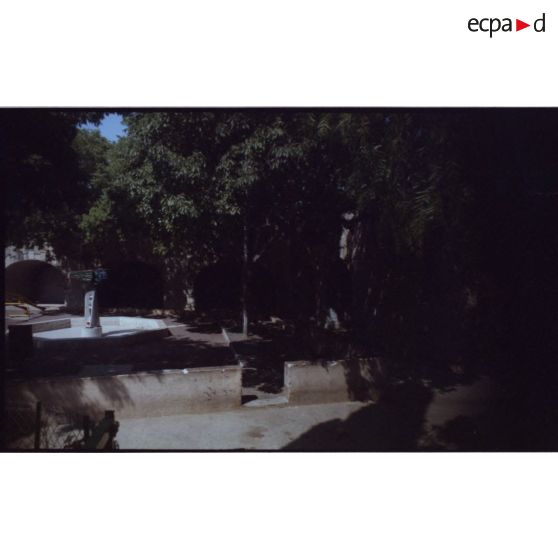 Fort Sainte-Catherine. Une fontaine et un bac à sable occupent une cour du fort. [légende d'origine]