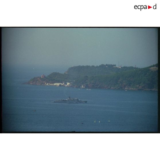 Fort du Cap Brun. Un navire de guerre devant la presqu'île de Saint-Mandrier. [légende d'origine]