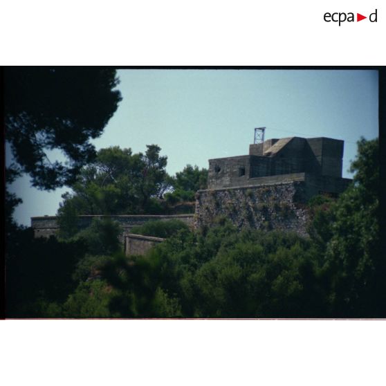 Fort Sainte-Marguerite. Vestiges de constructions allemandes. [légende d'origine]