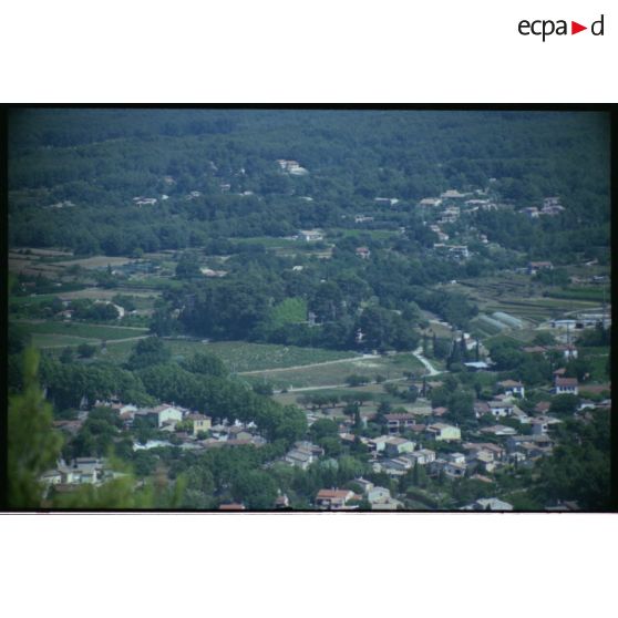 [Village dans une plaine].