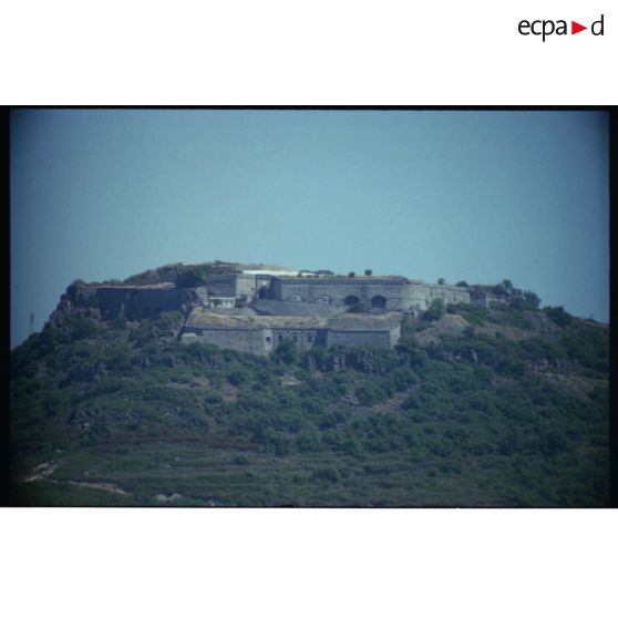 Fort du Pipaudon. Le Pipaudon vu du fort du Gros Cerveau. [légende d'origine]