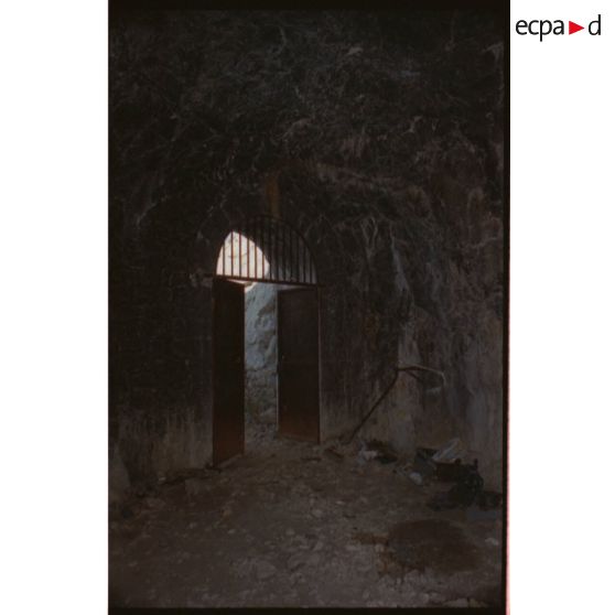 Fort du Mont Caume est. Intérieur du magasin sous roc le long de la route vers le fort. [légende d'origine]