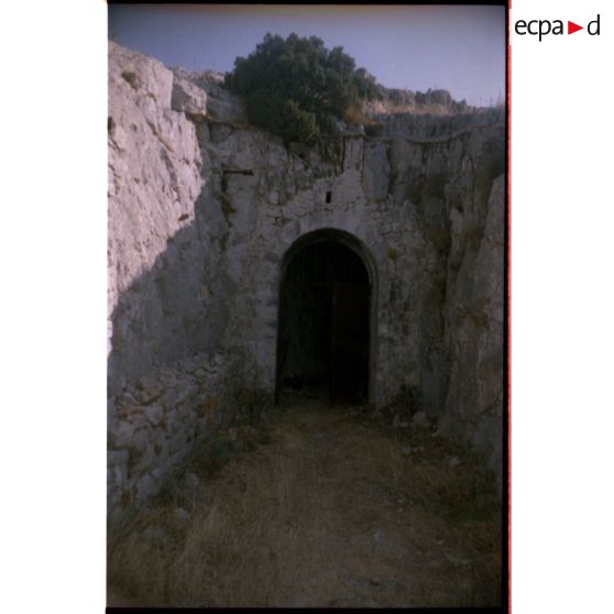 Fort du Mont Caume est. Un des magasins sous roc le long de la route menant au fort. [légende d'origine]