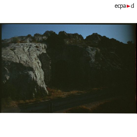 Fort du Mont Caume est. Un magasin vu de la route qui le dessert. [légende d'origine]