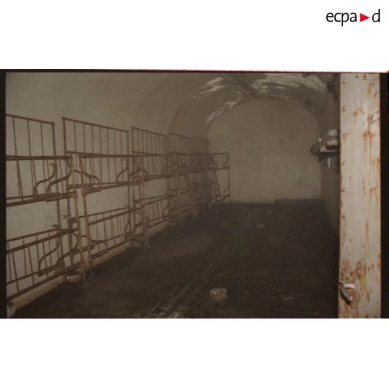 Monte Grosso. Restes de lits dans une chambrée. [légende d'origine]