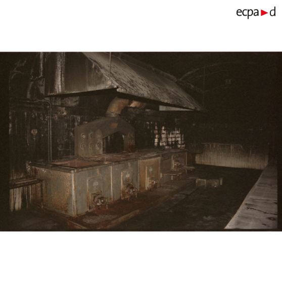 Fourneau dans la cuisine. [légende d'origine]