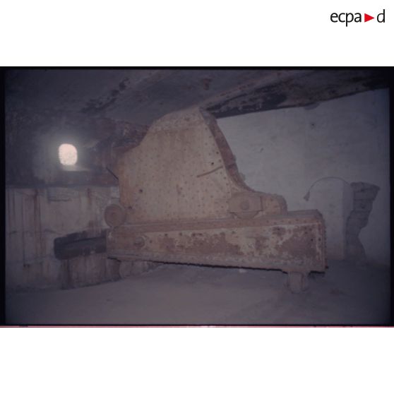 Affût de canon 155 mm de Bange et son embrasure. [légende d'origine]