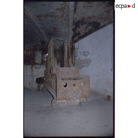 Casemate cuirassée en fonte dure? [légende d'origine]