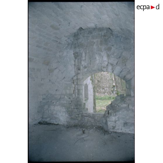 Créneau éventré dans la caponnière. [légende d'origine]