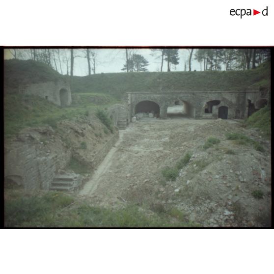 Cour devant la traverse n°4. [légende d'origine]