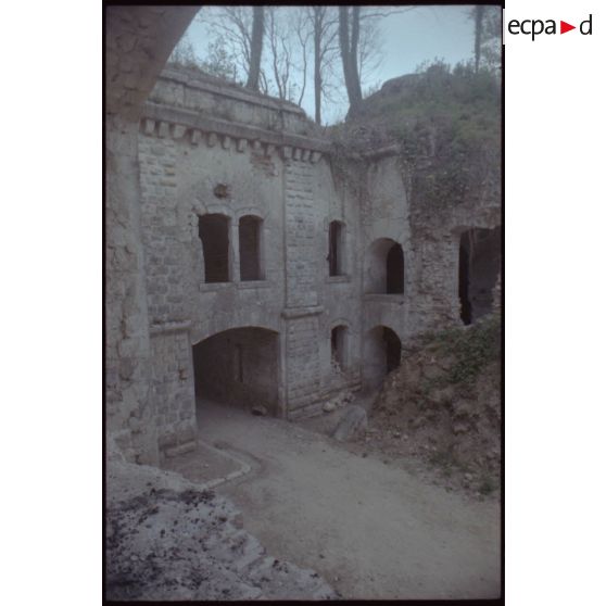 Accès à une poudrière en bas à droite. [légende d'origine]