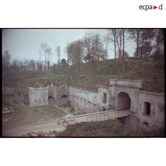L'entrée du fort et la caponnière de gorge. [légende d'origine]