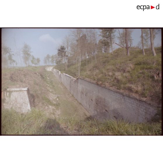 Fossé et escarpe sud-ouest depuis la caponnière. [légende d'origine]