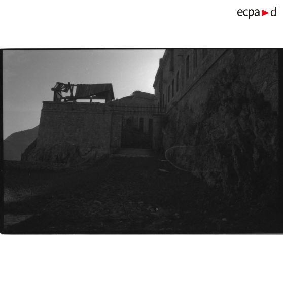 Fort de la Croix de Bretagne. 2e grille de l'entrée du fort et pont démontable - 1992. [légende d'origine]