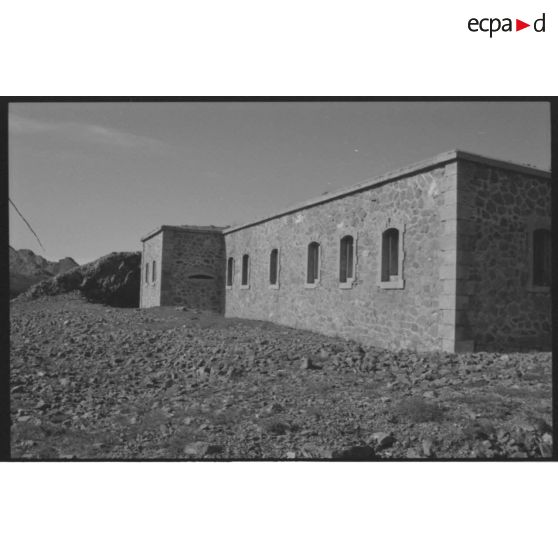 Fortin de la Grande Maye. Façade est et bastion sud - 1992. [légende d'origine]