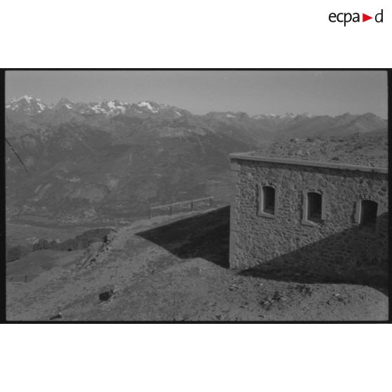 Fortin de la Grande Maye. Angle sud-ouest - 1992. [légende d'origine]