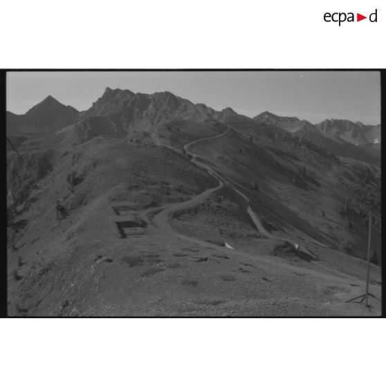 Fortin de la Grande Maye. Batteries sur la crête sud - 1992. [légende d'origine]