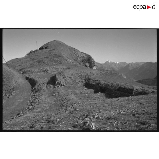 Fortin de la Grande Maye. Batterie sur la crête au sud du fortin.