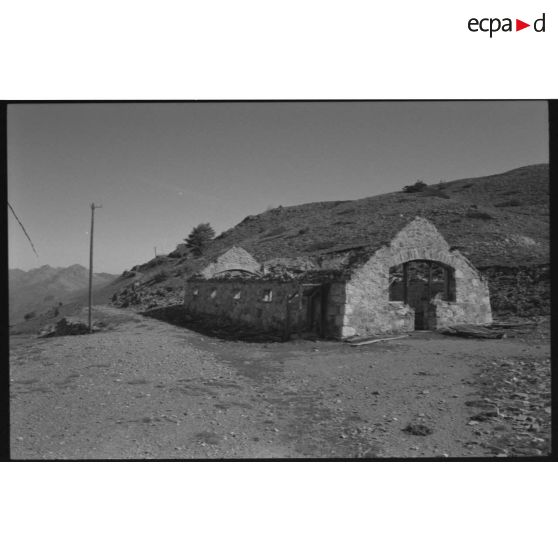 Fortin de la Grande Maye. Casernement sur la crête, au sud du fortin - 1992. [légende d'origine]