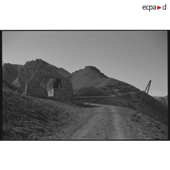 Fortin de la Grande Maye. Même casernement sur la crête - 1992. [légende d'origine]