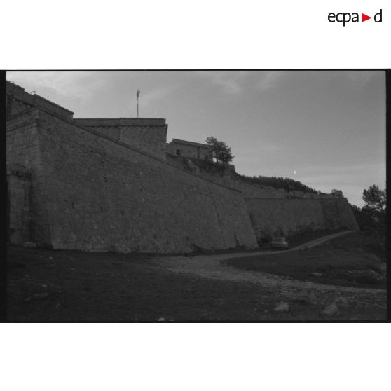 Fort de la Croix de Bretagne. Escarpe ouest - 1992. [légende d'origine]
