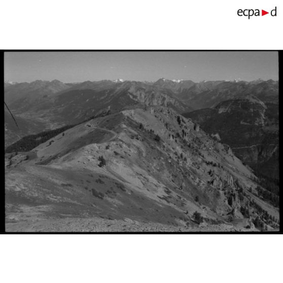 Fortin de la Grande Maye. Le fortin est tout au bout de cette crête - 1992. [légende d'origine]