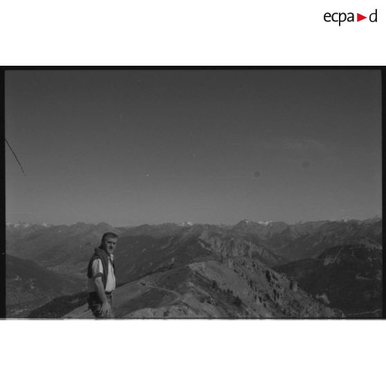 Fortin de la Grande Maye. L'auteur sur la crête, au sud du fortin - 1992. [légende d'origine]