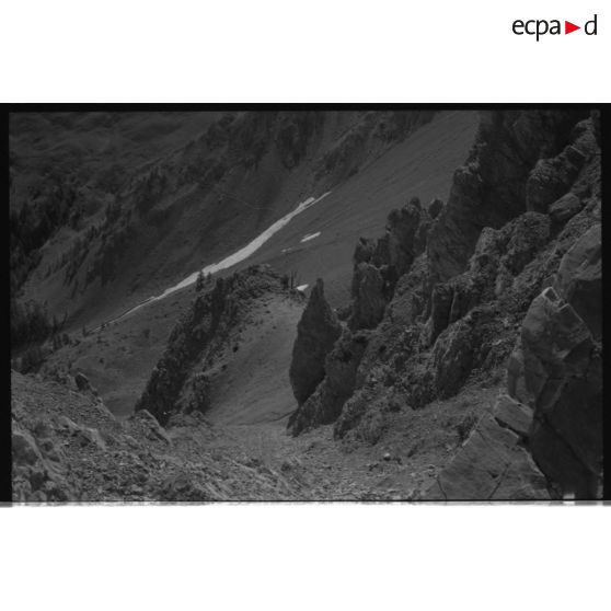 Fortin de la Grande Maye. Pentes est, sous la crête sud - 1992. [légende d'origine]