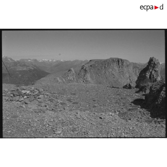 Fortin de la Grande Maye. Sur la crête sud - 1992. [légende d'origine]