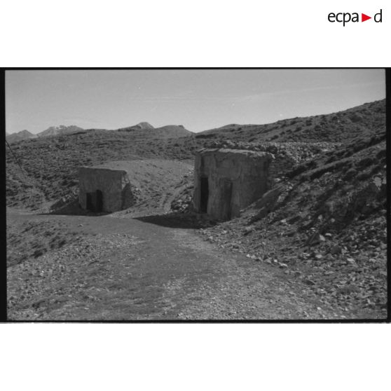 Fortin de la Grande Maye. Soute à munitions et abri le long de la crête sud - 1992. [légende d'origine]