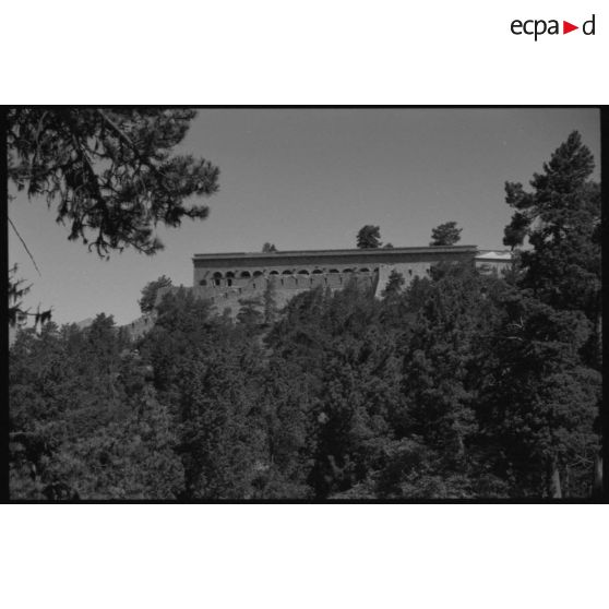 Fort de la Croix de Bretagne. Vue depuis la piste de la Grande Maye - 1992. [légende d'origine]
