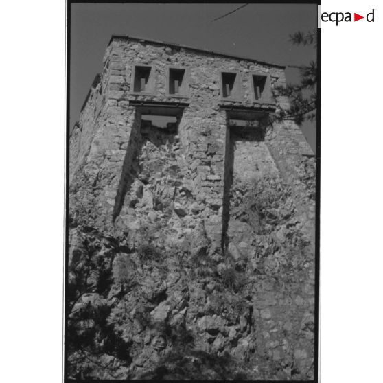 Fort de la Croix de Bretagne. Créneaux de pied, flanc sud - 1992. [légende d'origine]