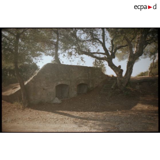 Fortin de la Gavaresse. Parapet de la batterie annexe et ses niches à munitions. [légende d'origine]