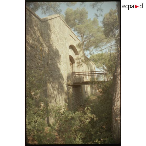 Fortin de la Gavaresse. L'entrée et le fossé est vus du sud. [légende d'origine]