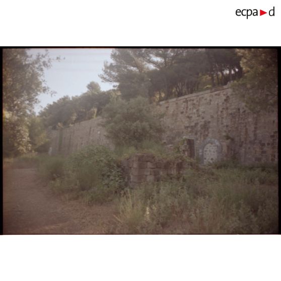 Soute à munitions extérieure de la Colle Noire. Vestiges de l'entrée. [légende d'origine]