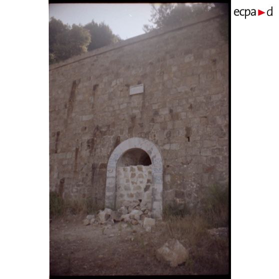 Soute à munitions extérieure de la Colle Noire. Les entrées ont été murées. [légende d'origine]