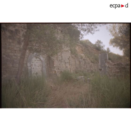 Soute à munitions extérieure de la Colle Noire. Restes de l'entrée et de la petite enceinte. [légende d'origine]