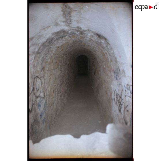 Soute à munitions extérieure de la Colle Noire. Un des couloirs d'entrée. [légende d'origine]