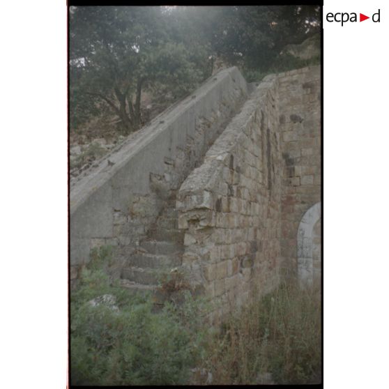 Soute à munitions extérieure de la Colle Noire. Escalier vers la grille supérieure et le puit d'accès. [légende d'origine]