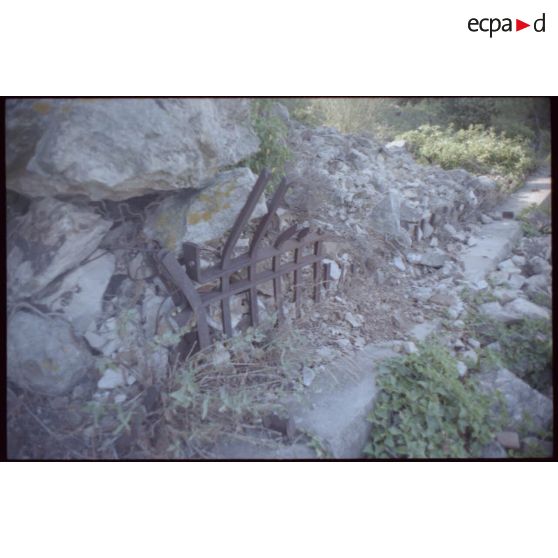 Soute à munitions extérieure de la Colle Noire. Restes de la grille défensive soufflée par les explosions du fort. [légende d'origine]