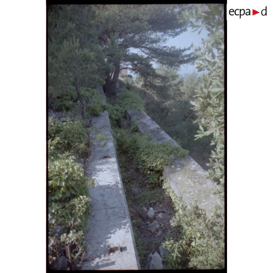 Soute à munitions extérieure de la Colle Noire. Chemin de ronde au-dessus de la soute. [légende d'origine]