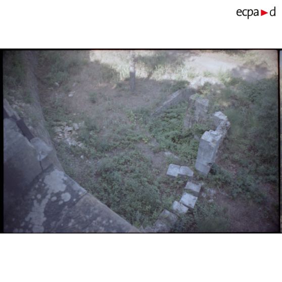 Soute à munitions extérieure de la Colle Noire. L'entrée du site et restes de l'enceinte côté ouest. [légende d'origine]