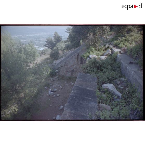 Soute à munitions extérieure de la Colle Noire. Le site vu vers l'est. [légende d'origine]