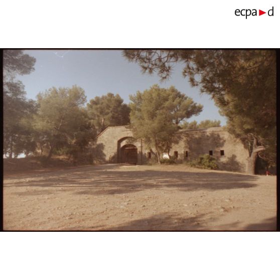 Fortin de la Gavaresse. Vue générale du fortin depuis la piste. [légende d'origine]