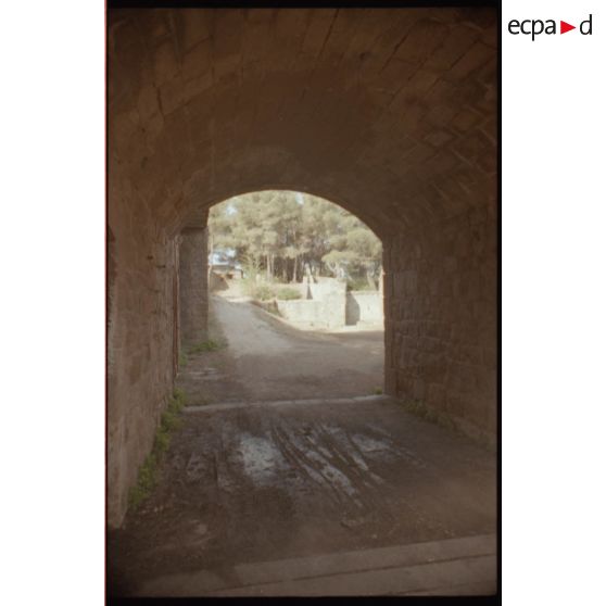 Fortin de la Gavaresse. La cour vue de l'entrée.