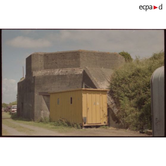 Abri surmonté d'une cuve pour canon de 2 cm Flak. [légende d'origine]