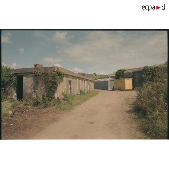 Caserne et batterie de Flak ''Jaguar''. [légende d'origine]